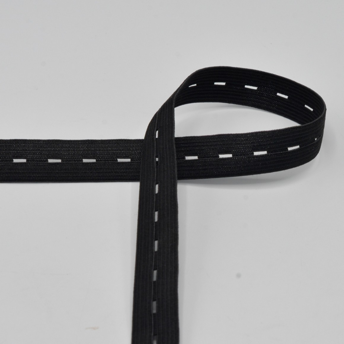 Pruženka hladká s dírkami ČERNÁ 15mm (E)